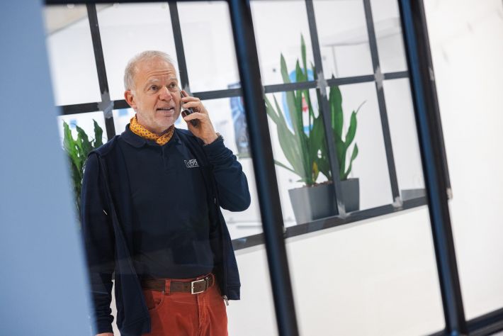 Dr. phil. Burkhard Bensmann am Telefon