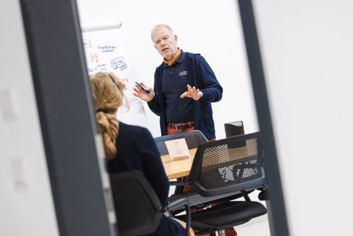 Dr. phil. Burkhard Bensmann am Whiteboard